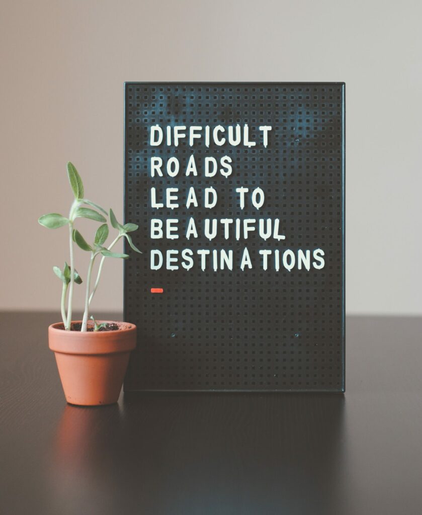 Texte image : Difficult roads lead to beautiful destinations